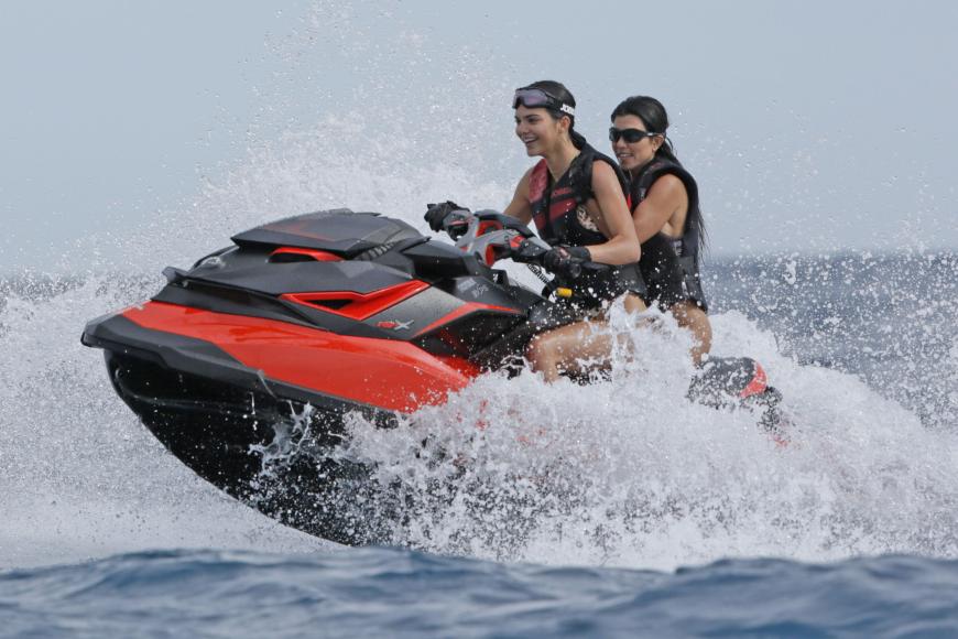 Fun, fun, fun! Kendall Jenner und Kourtney Kardashian haben Jetski-Spaß in Cannes.