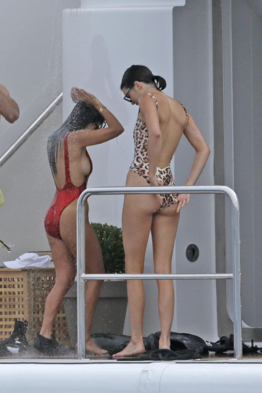 Hallöchen, Popöchen! Kourtney Kardashian (in Rot) und Halbschwester Kendall Jenner (Leo-Print) machen jetzt auch Cannes unsicher.