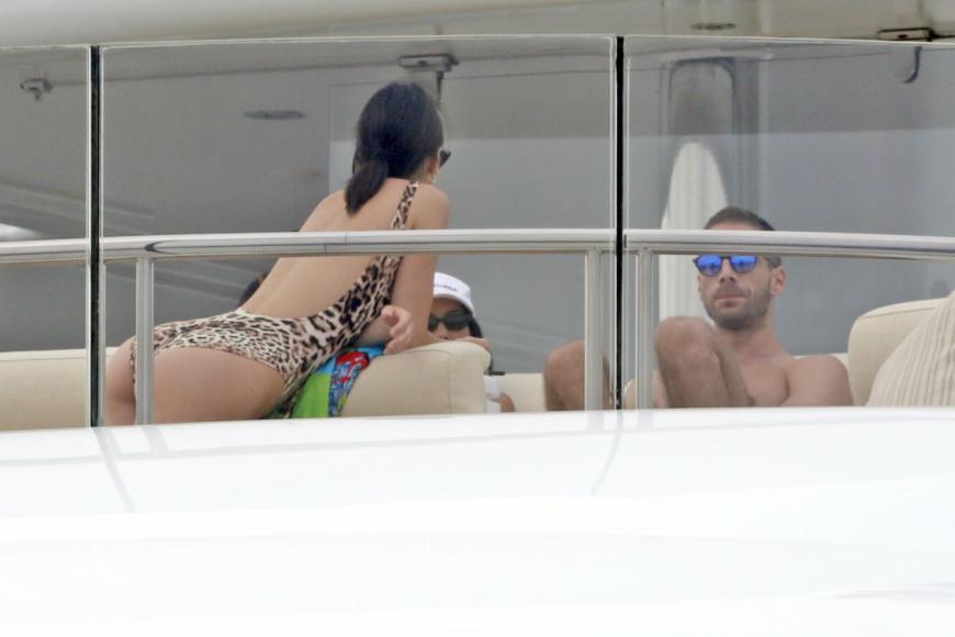 Kendall Jenner präsentiert den Paparazzi ihre Schokoladenseite.