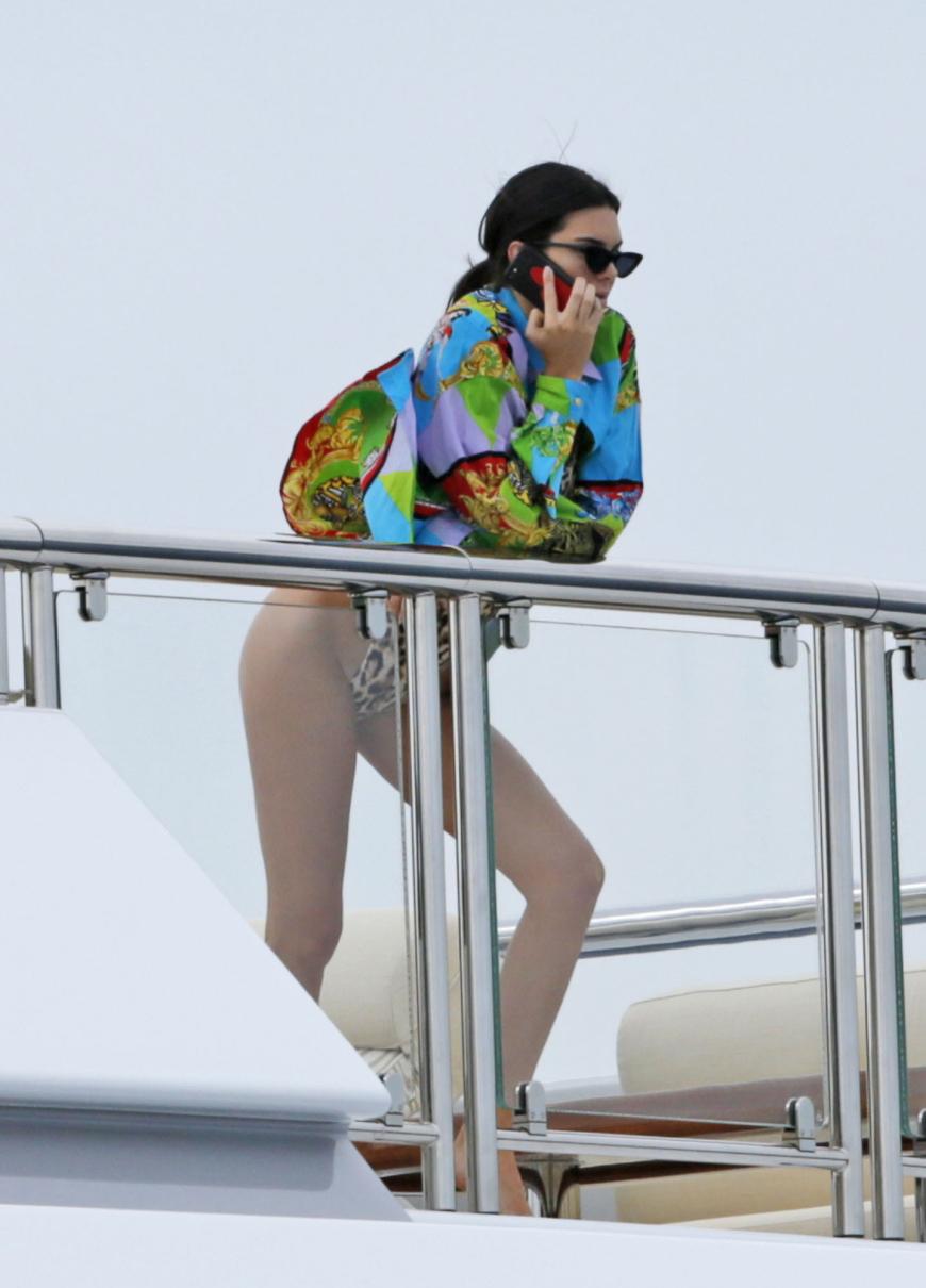 Kendall Jenner mit hochgeschlitztem Badeanzug