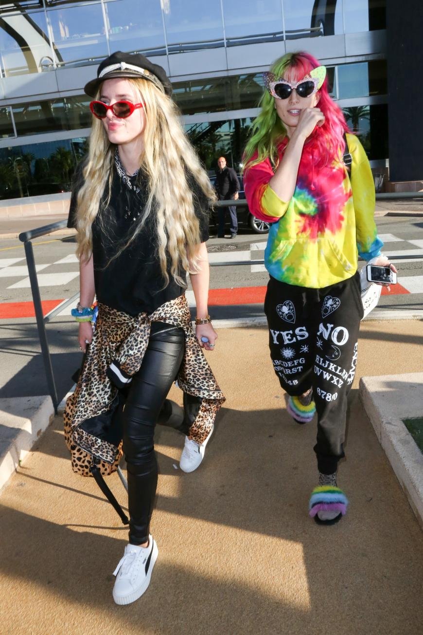 Bella Thorne und ihre Schwester tun alles, um von den wartenden Fotografen entdeckt zu werden. Hat dann auch geklappt.