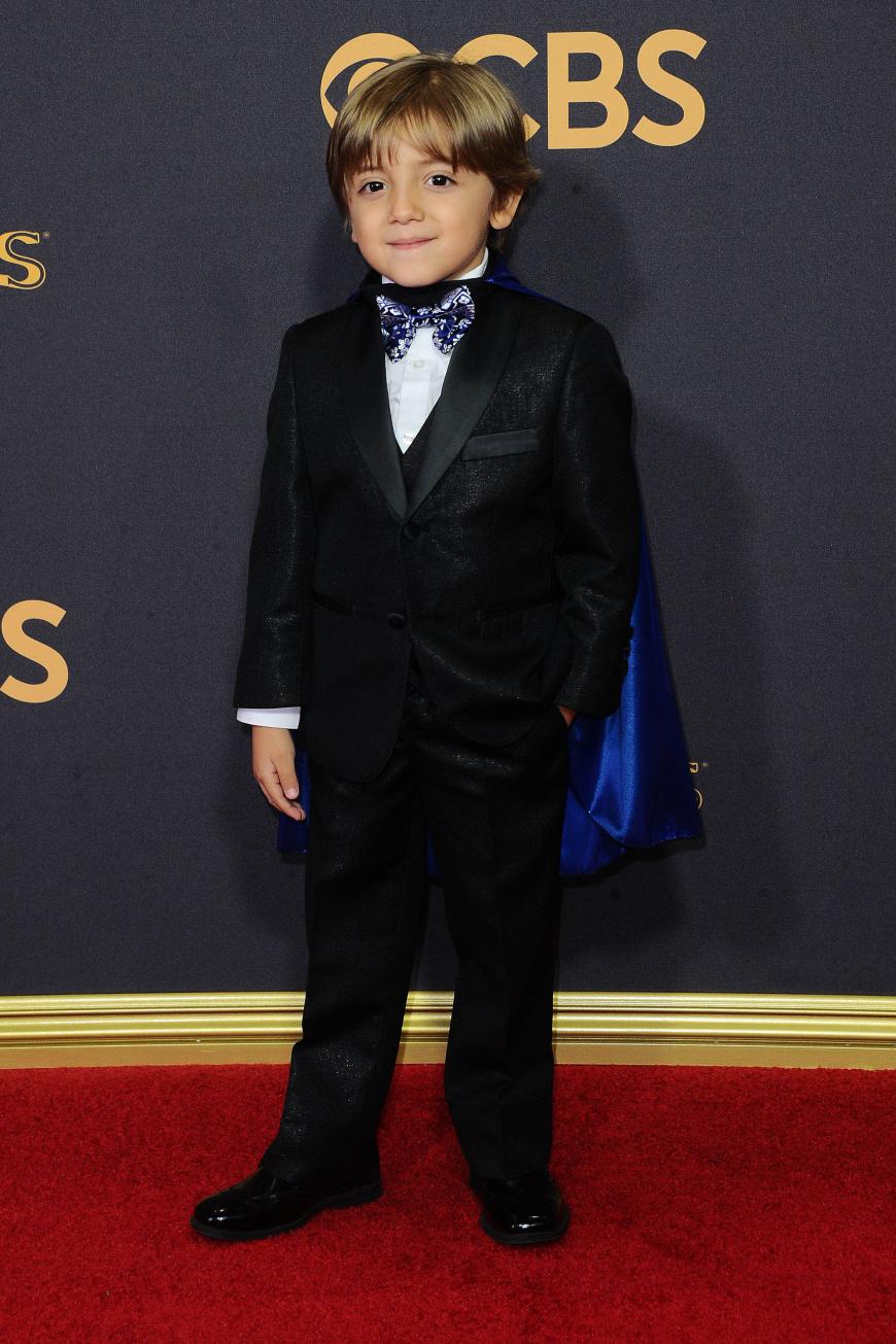 Cuteness Overload! Diesen kleinen Mann mit der süßen Fliege hätten wir am liebsten vom roten Teppich wegadoptiert ... Bekannt ist der 6-jährige Jeremy Maguire aus