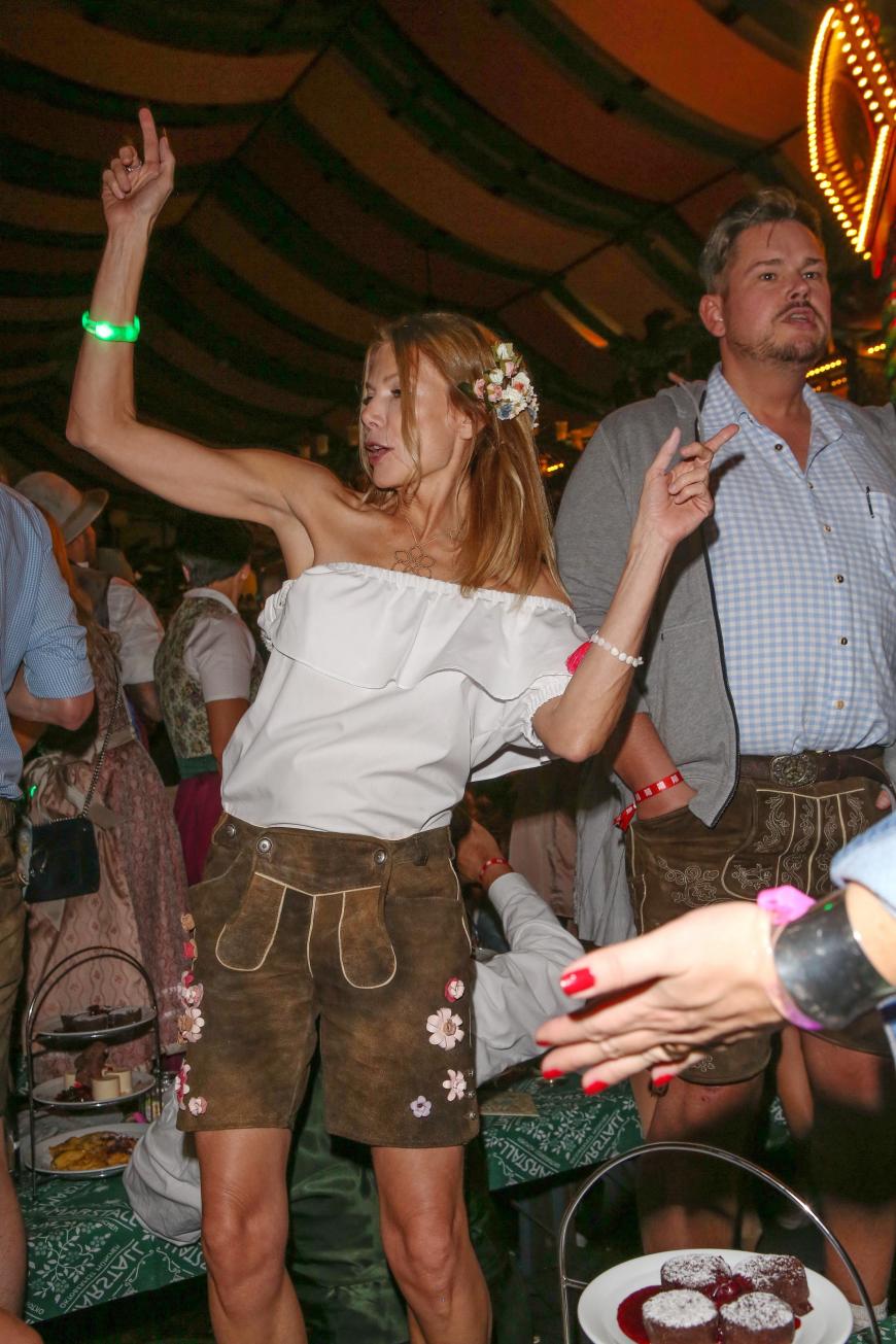 Ursula Karven ist nicht mehr zu halten. Statt für ein Dirndl entschied sich die extrem schmale 53-Jährige für Lederhose und Carmen-Top.