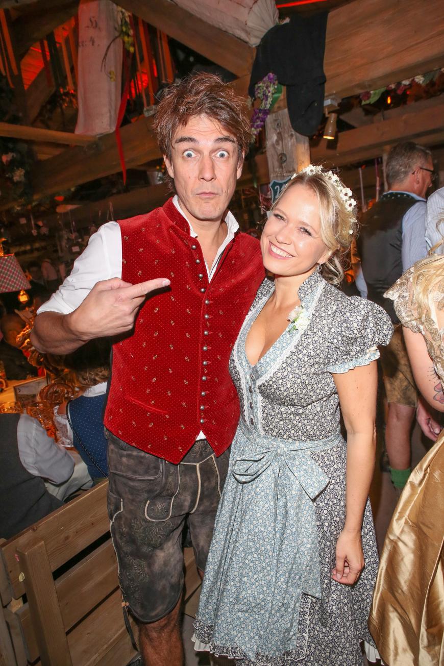 Comedian Matze Knop und Nova Meierhenrich waren bei der Pool Wiesn im Käfer-Zelt gutgelaunte Gäste.
