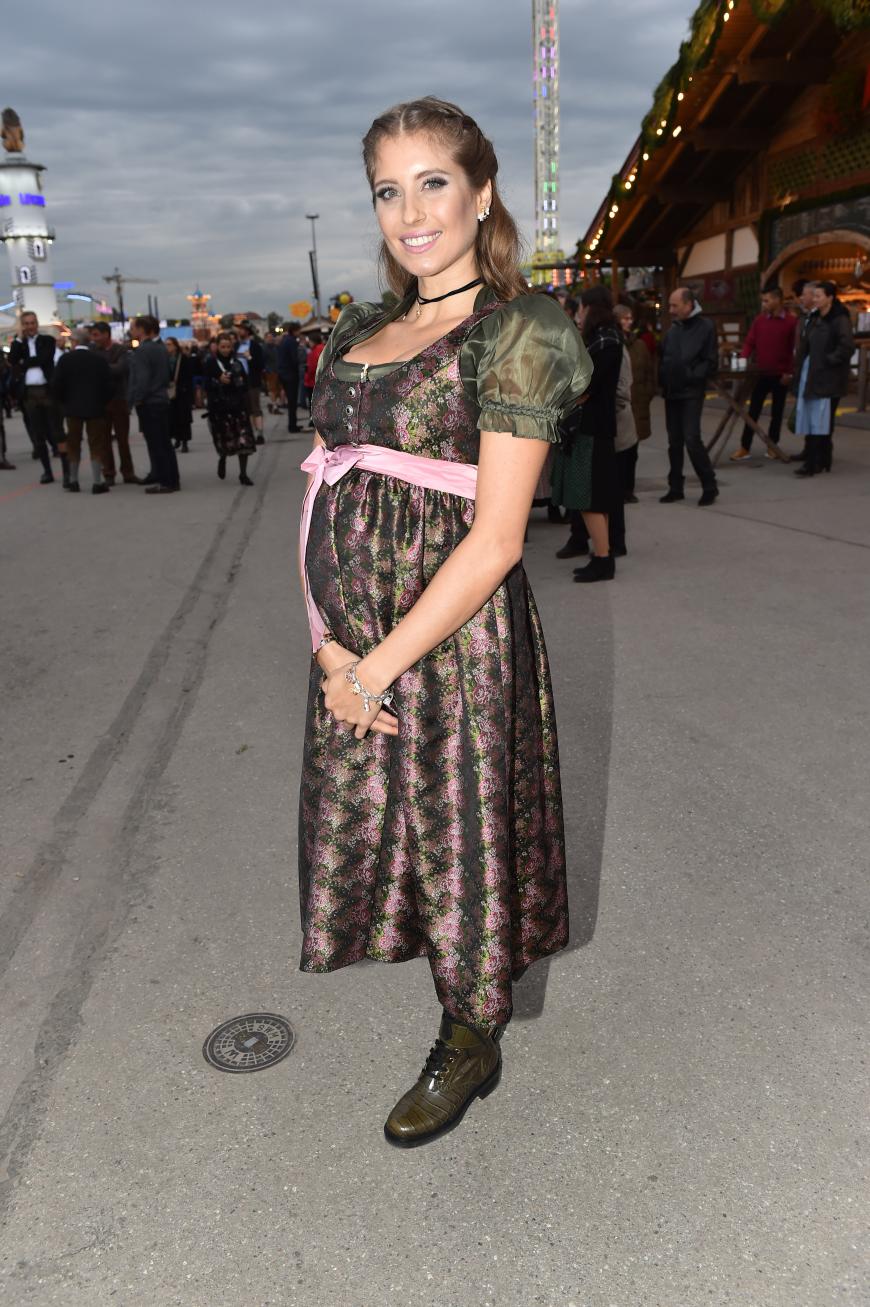 So schön schwanger! Cathy Hummels zeigt sich mit süßer Babykugel unter dem Dirndl auf dem Oktoberfest.