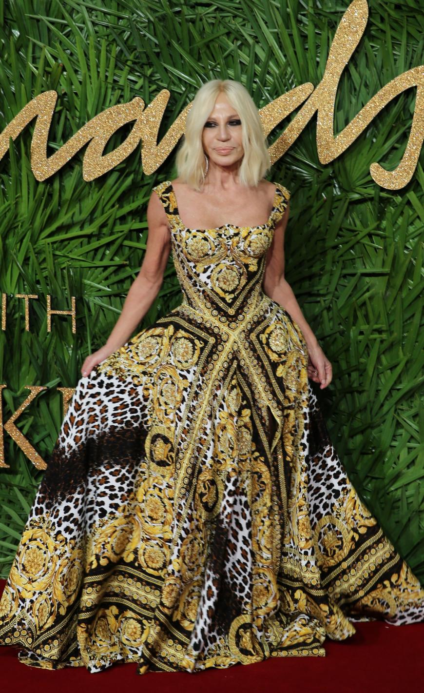 Die Modemacherin trug natürlich ein Kleid ihrer eigenen Kollektion und stahl ihren jüngeren Mitstreiterinnen damit die Show.