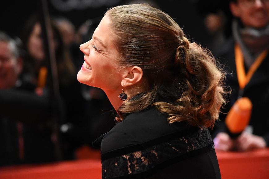 Marie Bäumer amüsiert sich. Die Schauspielerin brilliert in dem Film als Romy Schneider.