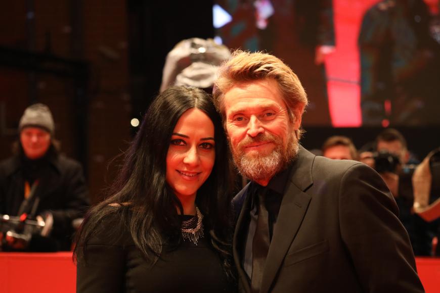 Süßes Paar: Willem Dafoe und Ehefrau Giada Colagrande auf dem Roten Teppich der Berlinale.