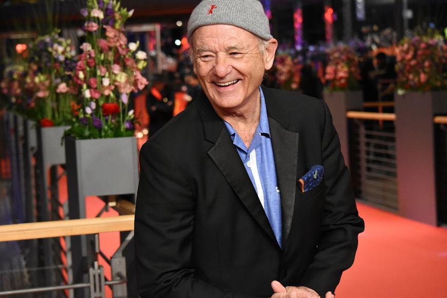 Wes Anderson hat bei der 68. Berlinale den Preis für die beste Regie gewonnen. Mit seiner Hundeparabel „Isle of Dogs“ hatte erstmals ein Animationsfilm die Internationalen Filmfestspiele Berlin eröffnet. Hollywoodstar Bill Murray (Foto), eine der Stimmen aus dem Film, nahm am 24. Februar in Vertretung für Anderson die Trophäe entgegen.