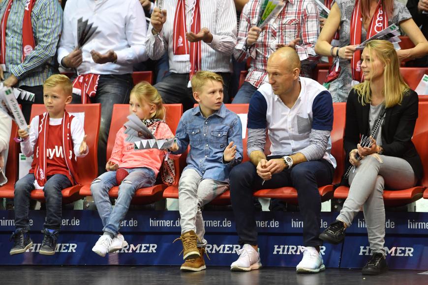 Eine sportliche Familie: Arjen Robben mit seinen Kids und Ehefrau Bernadien beim Basketball-Spiel Bayern München gegen Alba Berlin.