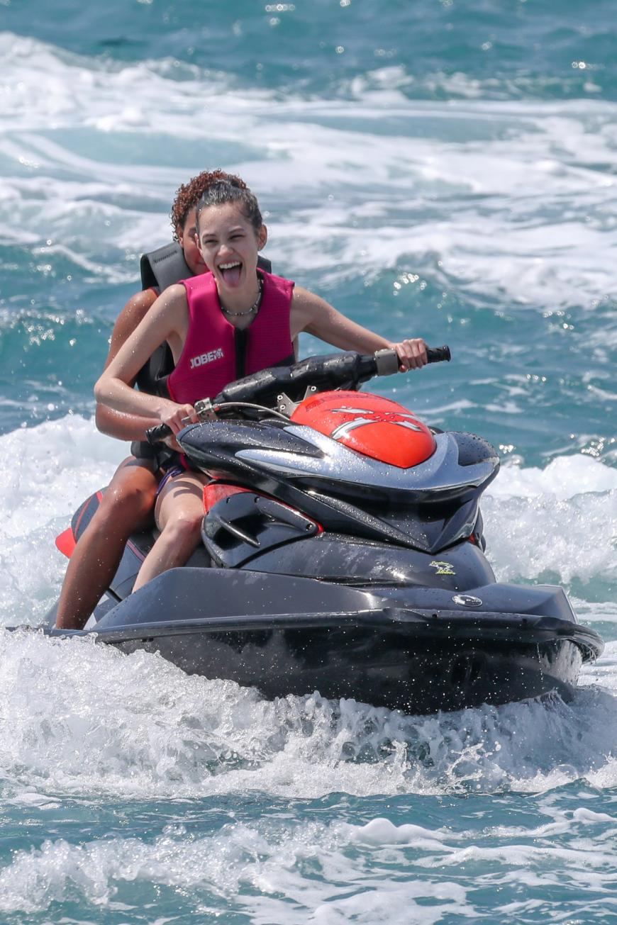 Fun, fun, fun! Kiko Mizuhara hat Jetski-Spaß im Mittelmeer. Die 27-jährige Japanerin ist Model, Schauspielerin und Designerin.
