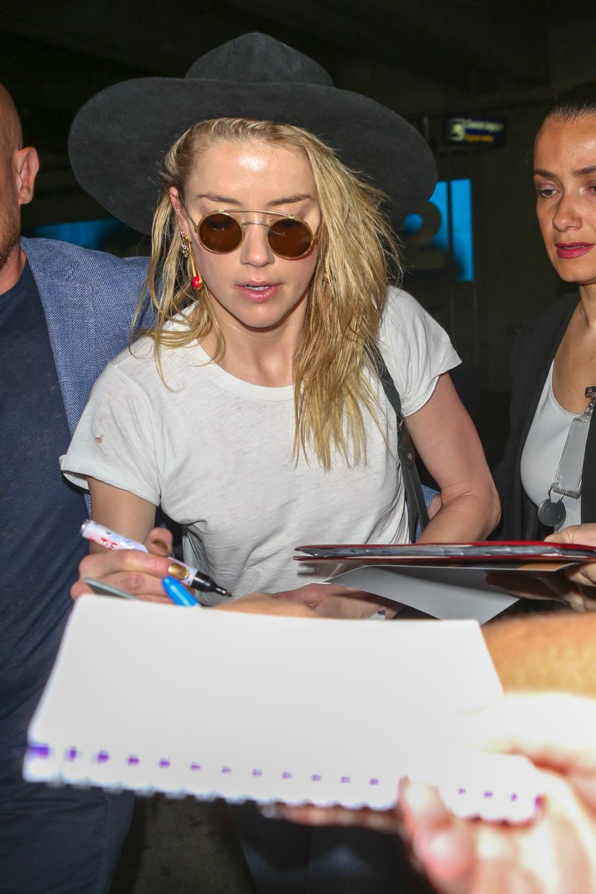 Johnny Depps Ex Amber Heard ist sichtlich gezeichnet von der Anreise, gibt aber dennoch fleißig Autogramme.