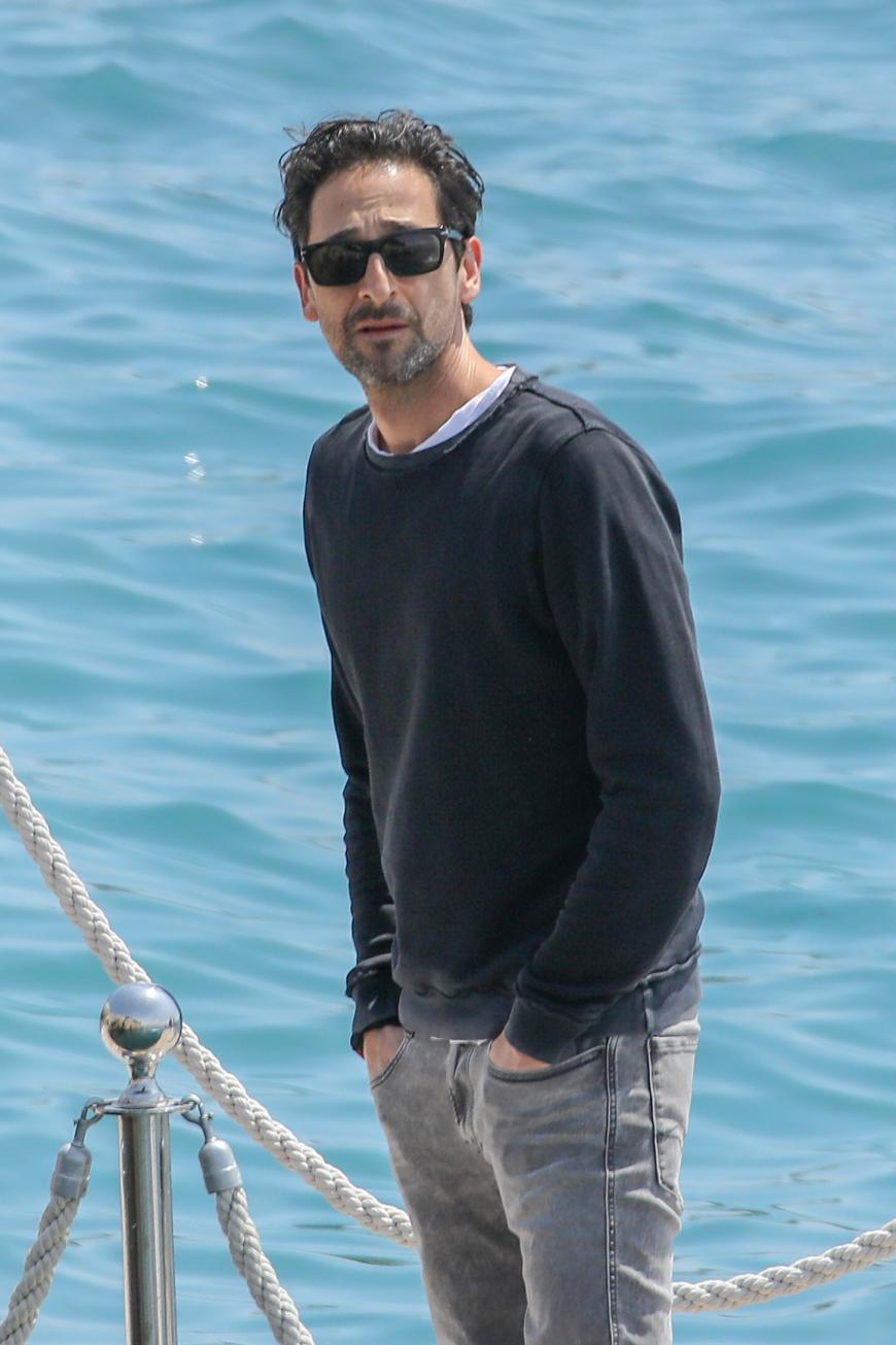 Adrian Brody am türkisblauen Mittelmeer von Cannes.