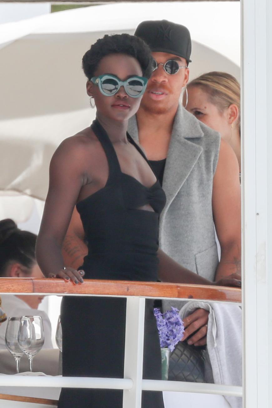 Lupita Nyong'o genießt ihre Freizeit in dem südfranzösischen Städtchen.