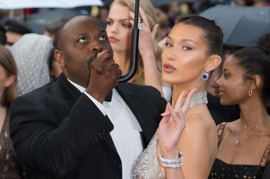 Nicht, dass sie nass wird ... Das Gesicht des Regenschirm-Trägers von Bella Hadid spricht Bände!