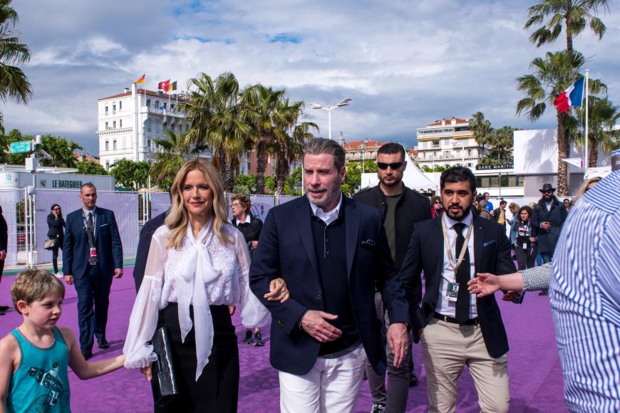John Travolta flaniert mit seiner Familie durch das beschauliche südfranzösische Städtchen.