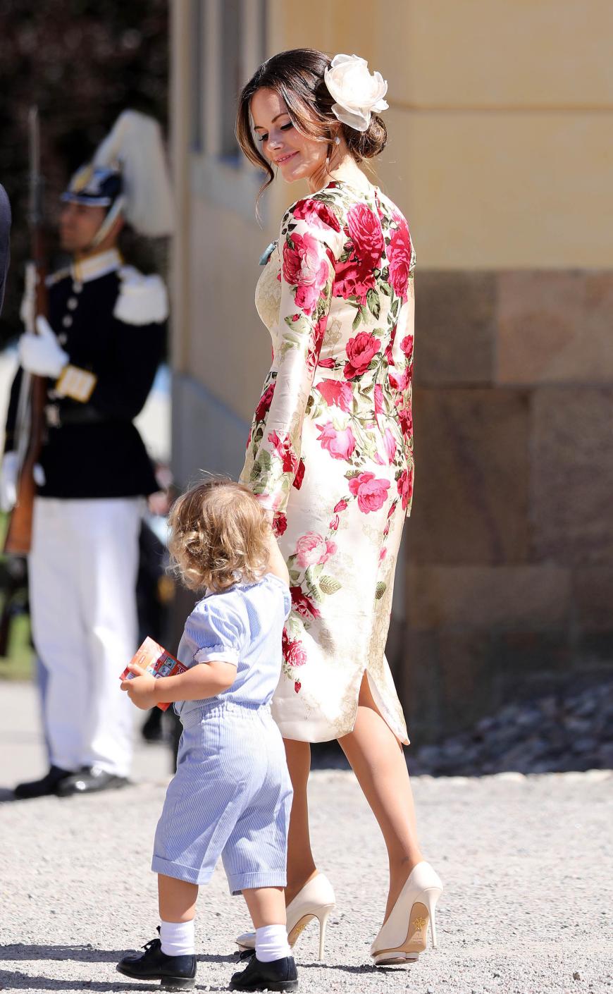 Sofia sah in ihrem figurbetonten Rosen-Print-Kleid hinreißend aus.