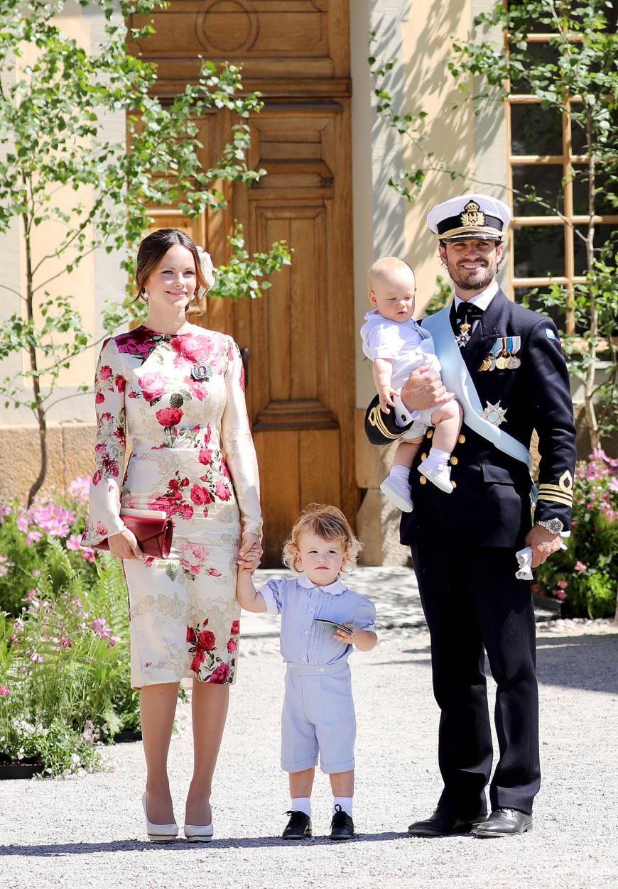 Bilderbuchfamilie: Sofia von Schweden mit ihrem Mann Carl Philip und den Kindern Alexander (2.v.l.) und Gabriel (2.v.r.) bei der Taufe von Prinzessin Adrienne.