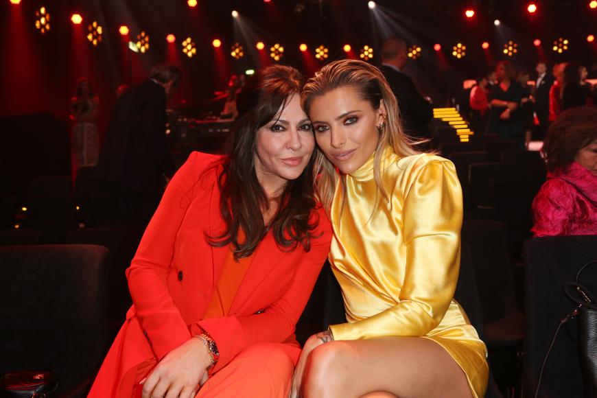 Während Simone Thomalla (l.) eine bekannte deutsche Schauspielerin ist, macht Tochter Sophia als Model, Moderatorin und ebenfalls Schauspielerin von sich reden. Gemeinsam haben beide ein abwechslungsreiches Privatleben, das regelmäßig in der Klatschpresse diskutiert wird.