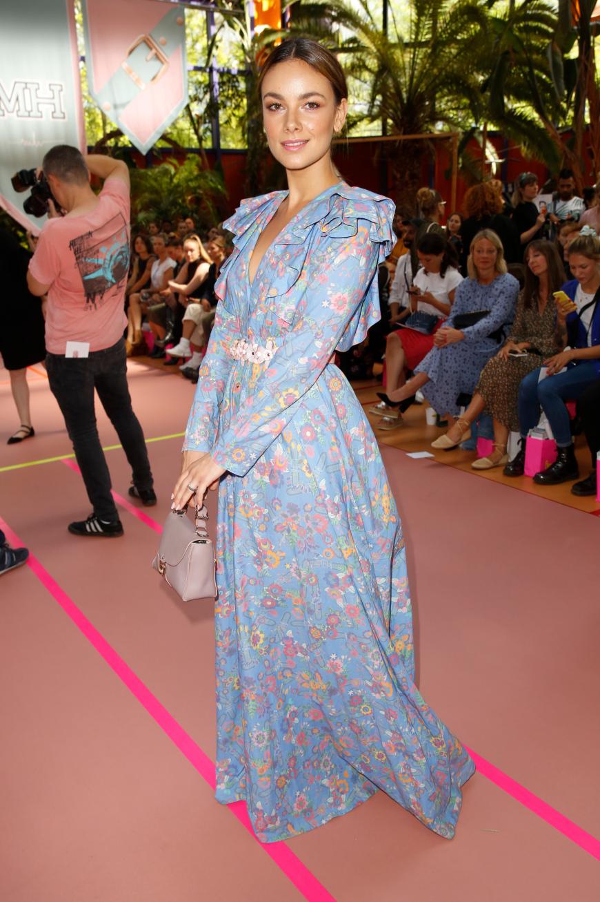 Janina Uhse in einem bezaubernden floralen Maxi-Kleid