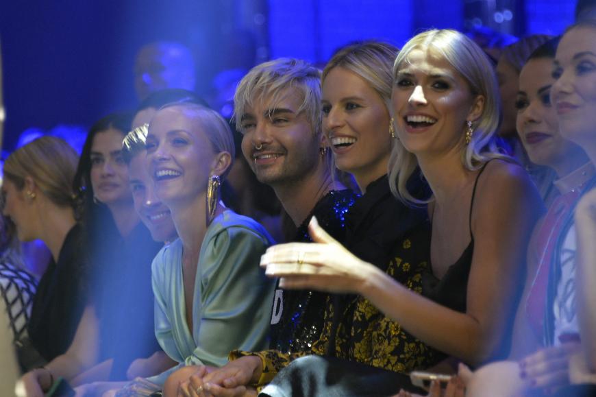 Lena Gercke, 3.v.l., applaudiert