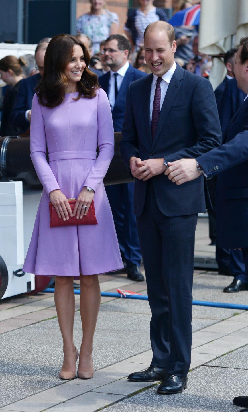 Erste Station in Hamburg ist das Maritime Museum. Die Laune der Royals ist blendend.