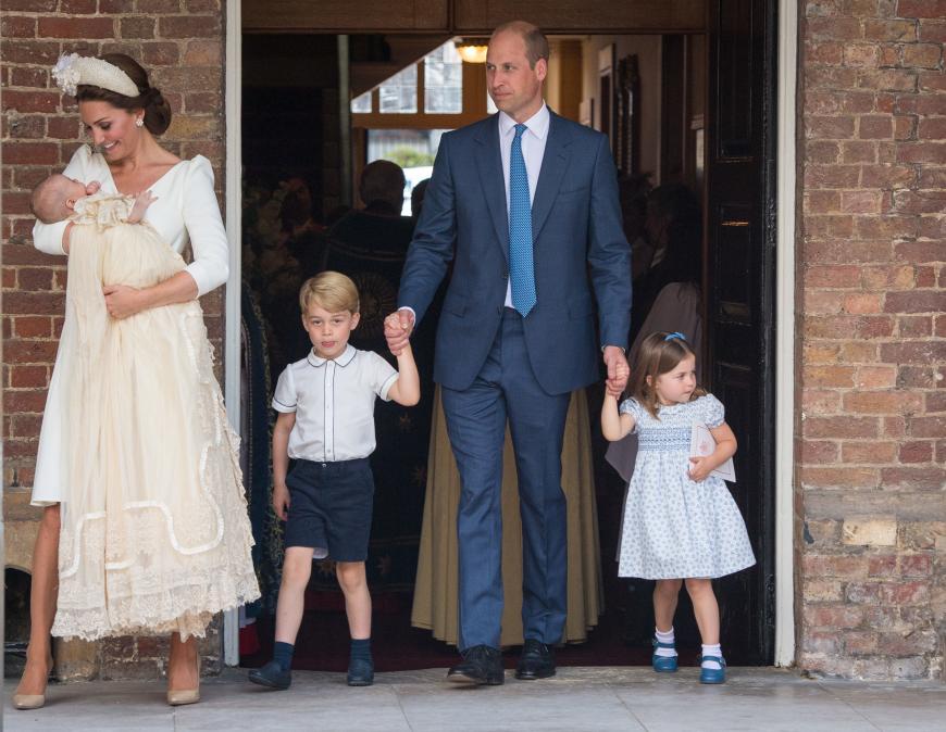 Aller guten Dinge sind Drei! Am 23. April 2018 wird Prinz Louis geboren. Zweieinhalb Monate später findet die feierliche Taufe in London statt: Die royale Familie um Prinz William ist nun fünfköpfig.