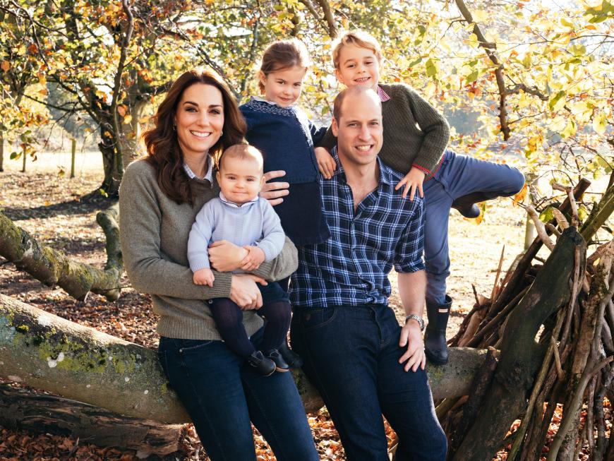 Dieses zuckersüße Familienbild teilen die Royals als Weihnachtskarte mit ihren Anängern. Fotografiert wurde es in Norfolk. Awwww ...