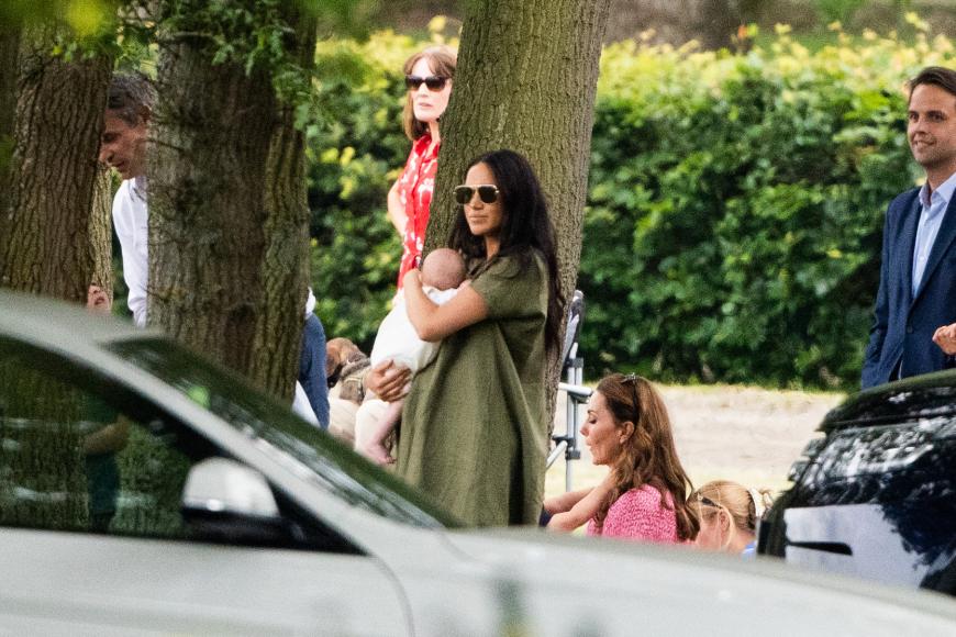 Wie man sehen kann, ist auch Kate dabei. Der Grund: Die Brüder William und Harry nahmen beide an den Spielen teil, und das wollten sich ihre Ehefrauen natürlich nicht entgehen lassen. Seit der Taufe von Archie wird der Zwist der einstigen
