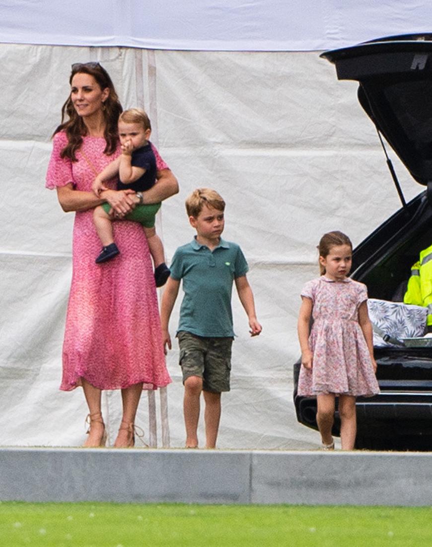 Prinz Louis mit seinen Geschwistern George und Charlotte und Mama Kate