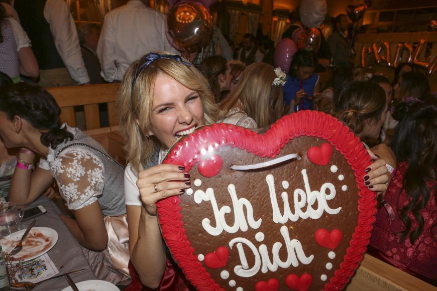 Monica Ivancan knabbert am XXL-Lebkuchenherz