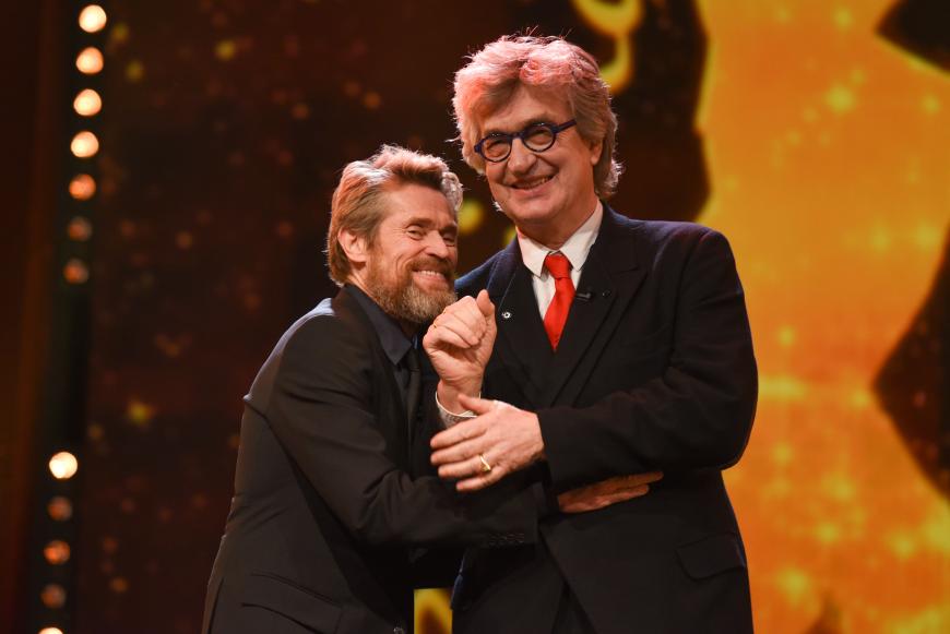 Regisseur Wim Wenders und Willem Dafoe bei der Verleihung des Goldenen Ehrenbären