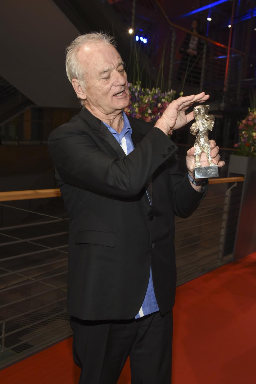 Bill Murray streichelt liebevoll den Goldenen Berlinale-Bären, den er für Regisseur Wes Anderson entgegengenommen hatte.