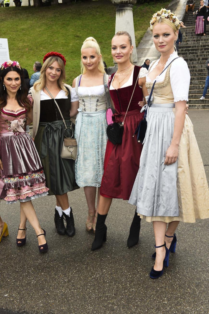 Viktoria Lauterbach, Laura Osswald, Anna Hiltrop, Cheyenne Ochsenknecht und Franziska Knuppe (v.l.) in farbenfrohen Dirndl-Variationen.