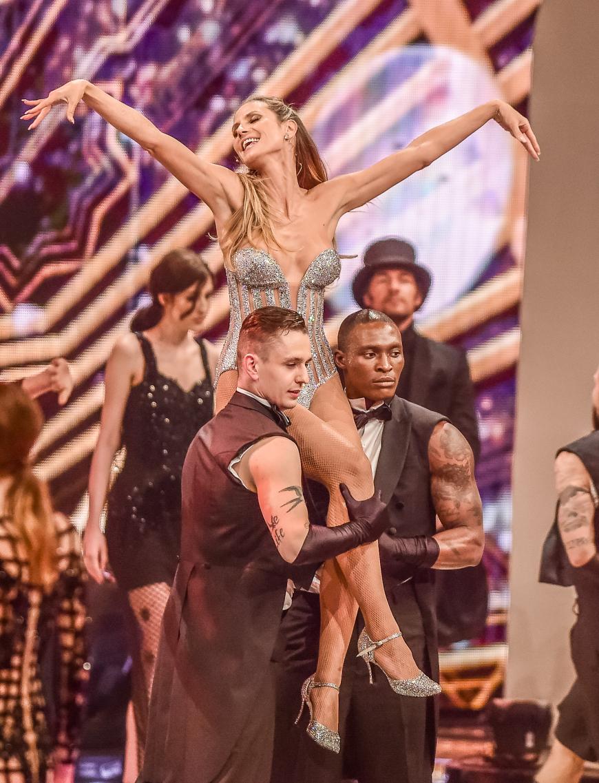 Im Finale steht auch Heidi mit einer großen Show-Einlage im Mittelpunkt. La Klum in ihrem Element.