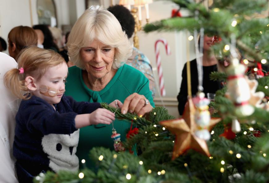 Im Clarence House wird der Weihnachtsbaum geschmückt - und Camilla bekommt kindliche Unterstützung.