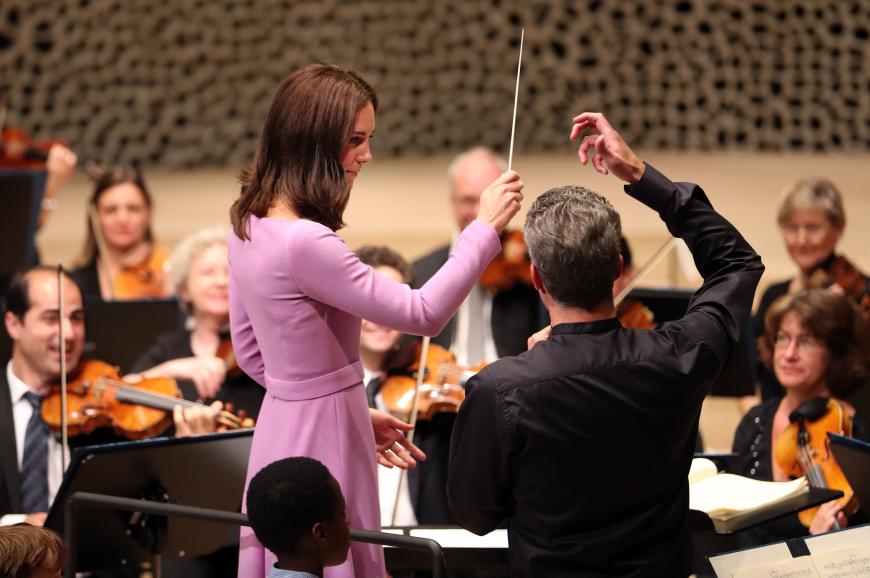 Den Taktstock schwingen kann Kate auch - hier in der Elbphilharmonie.
