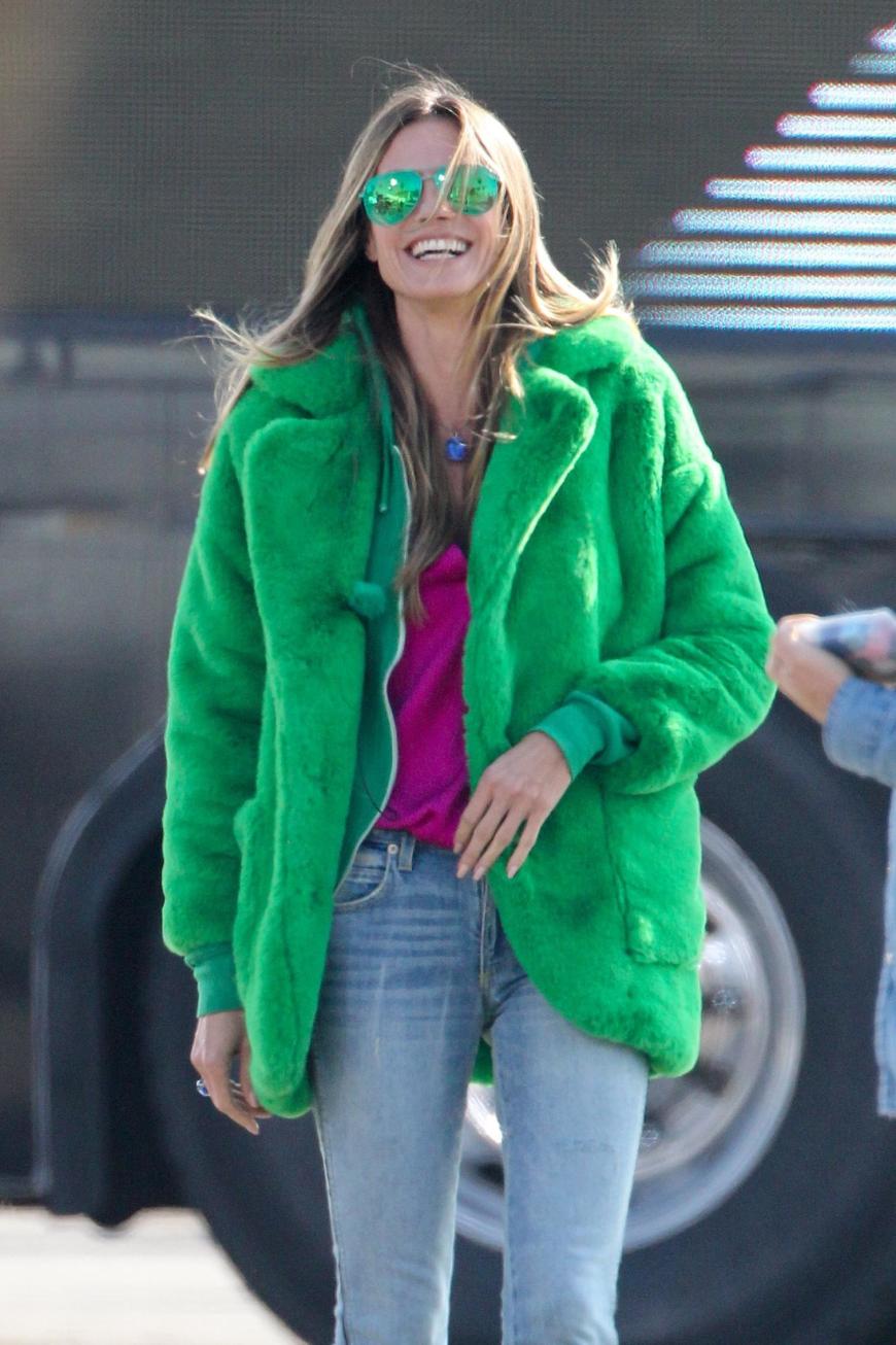 Ein Schnappschuss von GNTM-Staffel 13 hinter den Kulissen: Modisch macht Heidi Klum niemand was vor. Und auch die Laune ist blendend. Allerdings scheint die damals 44-jährige Model-Mama weiter abgenommen zu haben ...