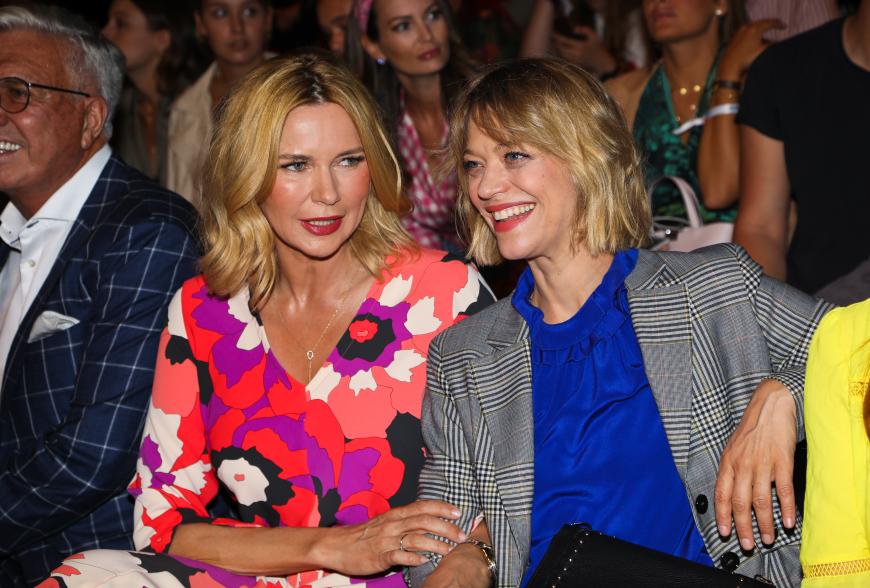 In der Front Row nahm sie neben Veronica Ferres, l., Platz.