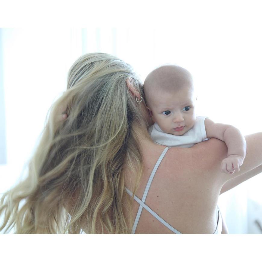 Candice Swanepoel zeigt uns ihr Baby!