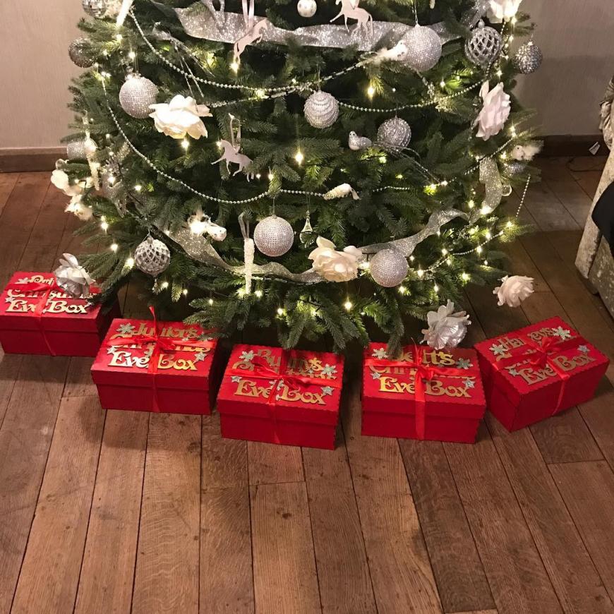 Katie Price hat schon die Geschenke unter den Baum gelegt.