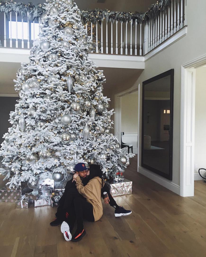 Kiss me under the christmastree: Kylie Jenner und Tyga haben sich in der Voweihnachtszeit besonders lieb ...