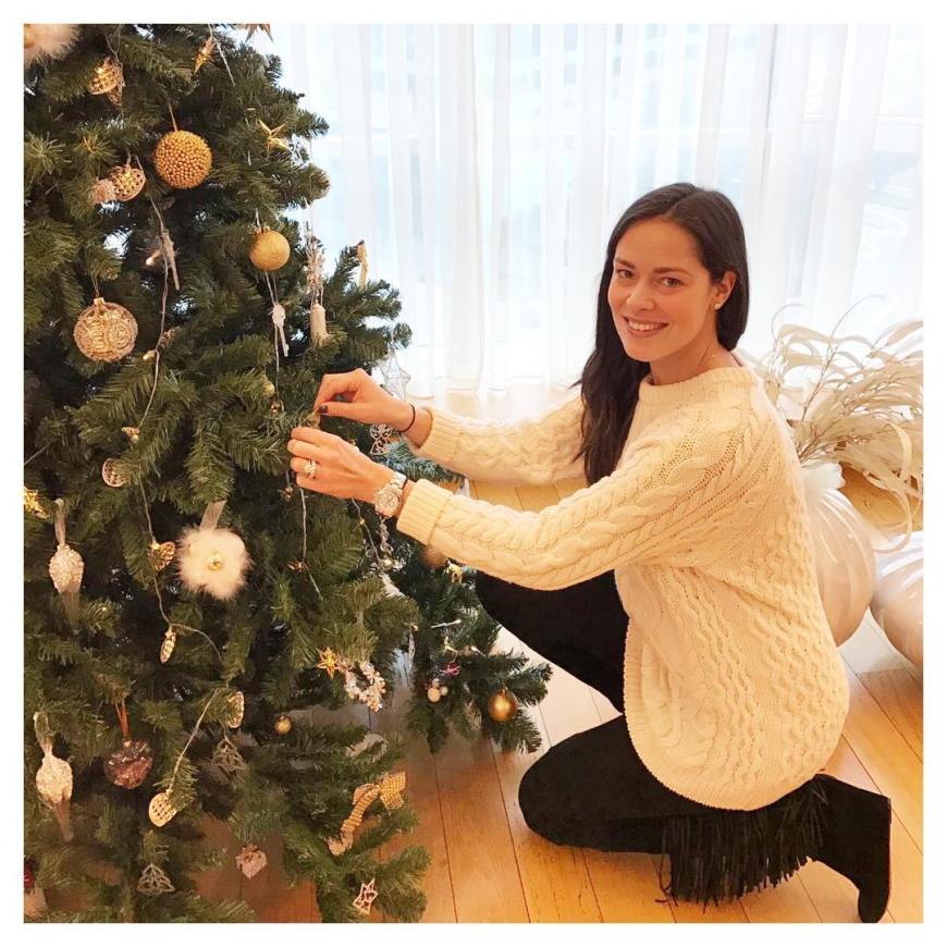 Ob das Foto wohl Bastian Schweinsteiger gemacht hat? Ehefrau und Tennis-Star Ana Ivanovic schmückt schon mal den Baum - und das farblich zusammenpassend im cremefarbenen Wollpulli.