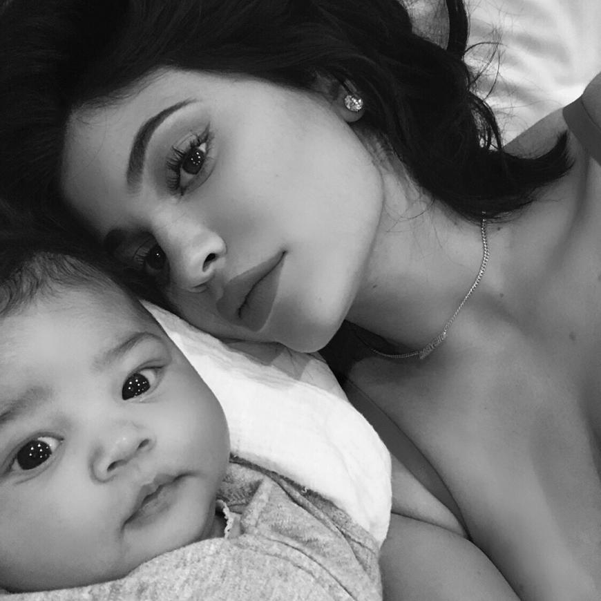 Zuckerschock! Kylie Jenners Töchterchen Stormi ist einfach zum Knuddeln süß.
