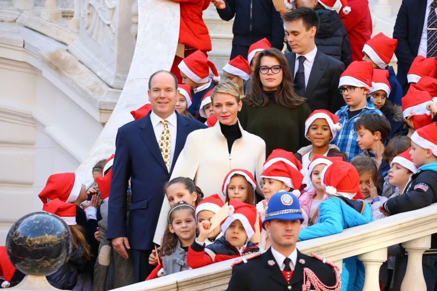 Auch im Fürstentum Monaco sind die Zipfelmützen los, und Albert und Charlène posieren mittendrin.