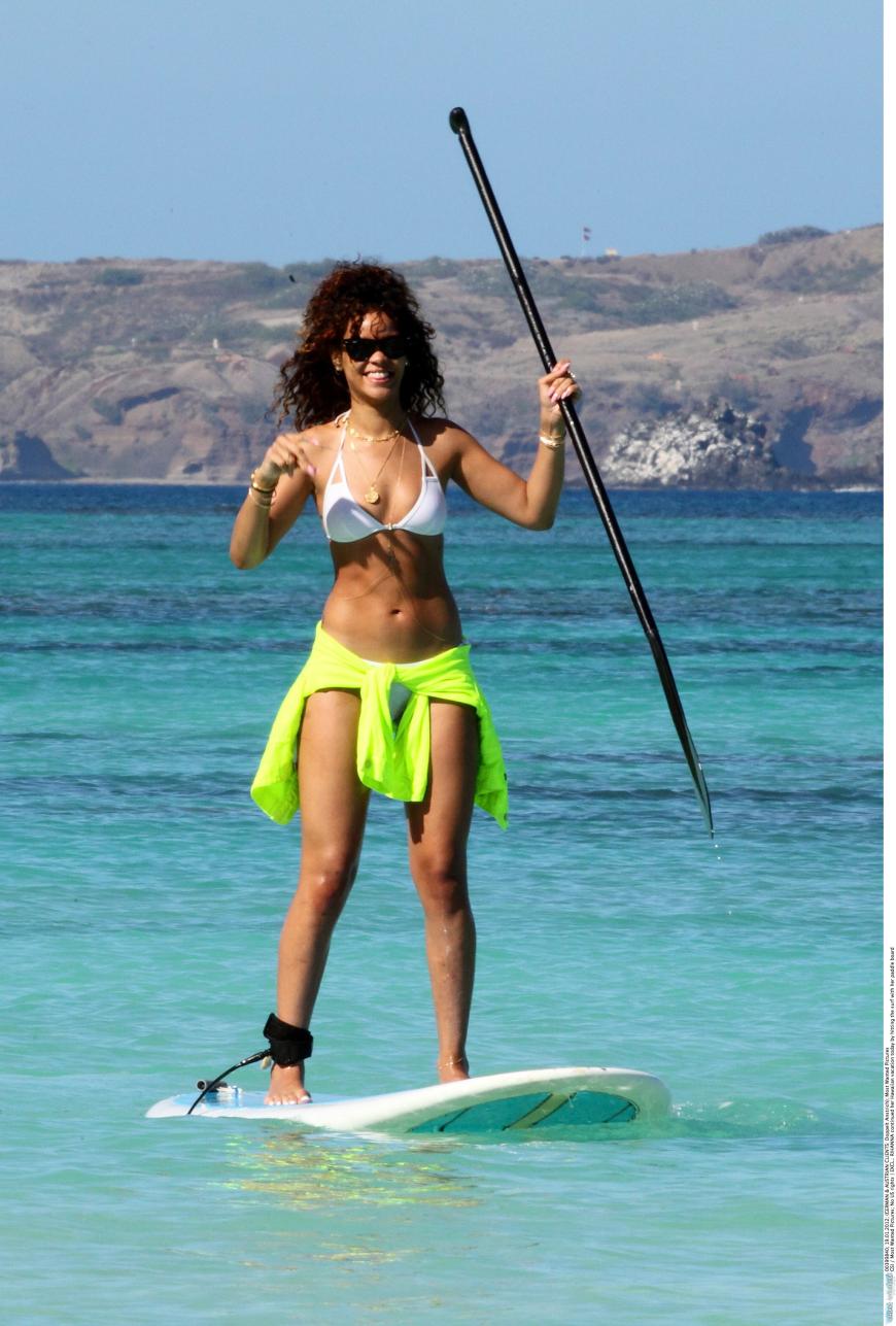 SPORTY Popstar Rihanna, 28, präsentiert ihren gestählten Body beim Stand-up-Paddeling auf Big Island.