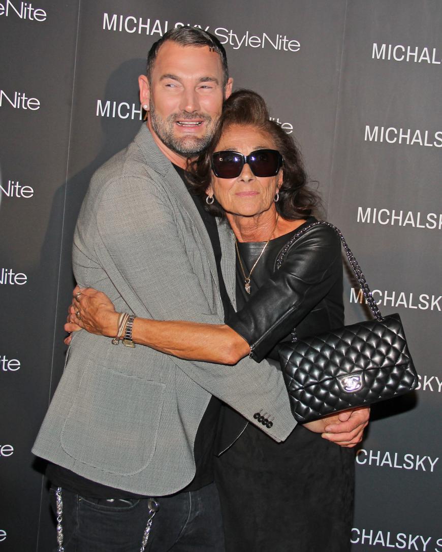 GNTM-Juror Michael Michalsky eng umschlungen mit seiner Mama Rosi Michalsky