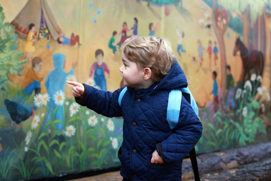Mit Rucksack und Steppjacke ab in die Kita! Seine Mama Kate machte diese beiden niedlichen Bilder!
