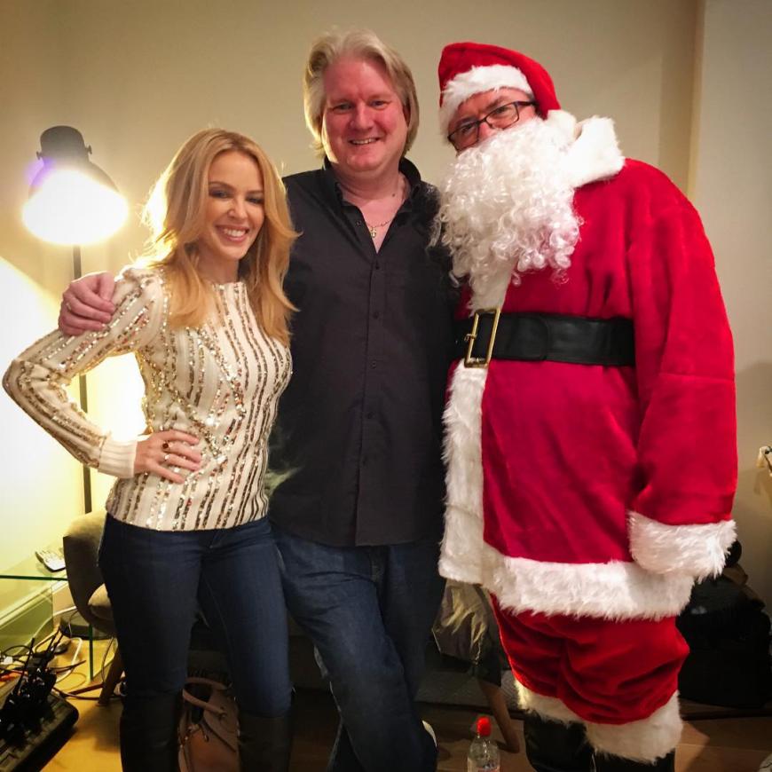 Kylies Tour-Manager und ihr Produzent sind auch schon in Weihnachts-Stimmung.