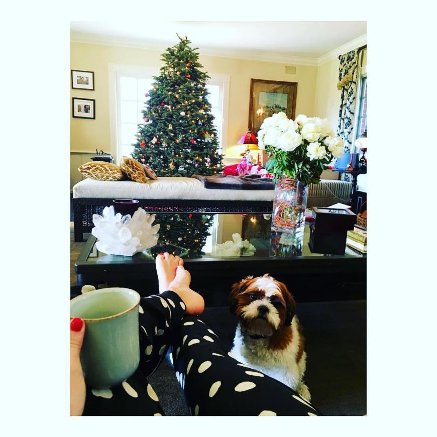 Kate Hudson chillt mit Wauzi und morgendlichem Kaffee.